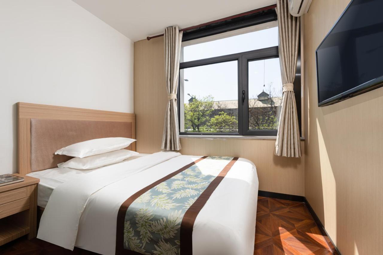 East Sacred Hotel ᴸᴱo---Foreign Accept---Tourism Service English-Speaking 丨 Near Tiananmen Forbidden City丨very Close To Metro Zhangzizhong And Beixinqiao 丨european Foot Ball English丨free Advance Tickets And Laundry Drying Service Coffee Snacks Beijing Bagian luar foto