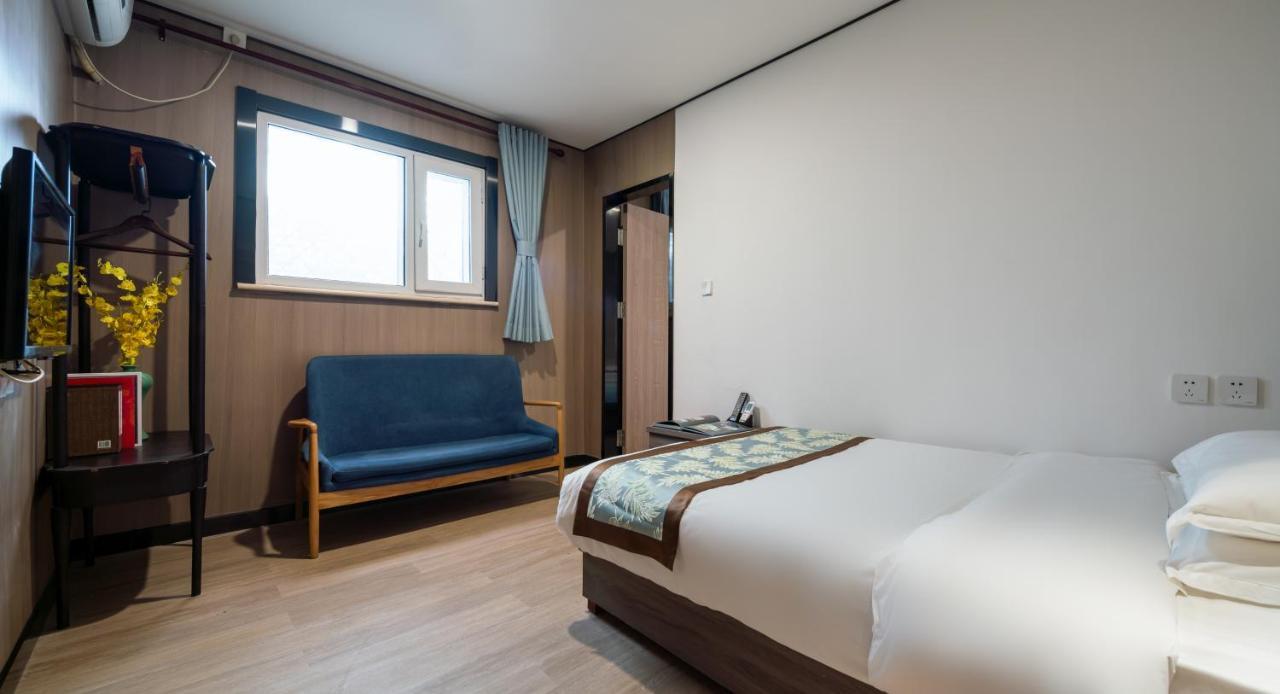 East Sacred Hotel ᴸᴱo---Foreign Accept---Tourism Service English-Speaking 丨 Near Tiananmen Forbidden City丨very Close To Metro Zhangzizhong And Beixinqiao 丨european Foot Ball English丨free Advance Tickets And Laundry Drying Service Coffee Snacks Beijing Bagian luar foto