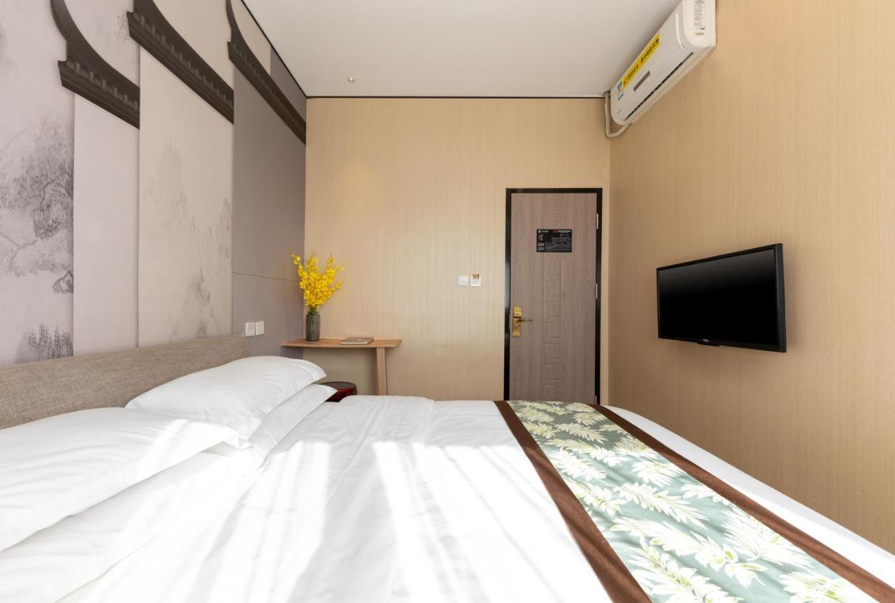 East Sacred Hotel ᴸᴱo---Foreign Accept---Tourism Service English-Speaking 丨 Near Tiananmen Forbidden City丨very Close To Metro Zhangzizhong And Beixinqiao 丨european Foot Ball English丨free Advance Tickets And Laundry Drying Service Coffee Snacks Beijing Bagian luar foto