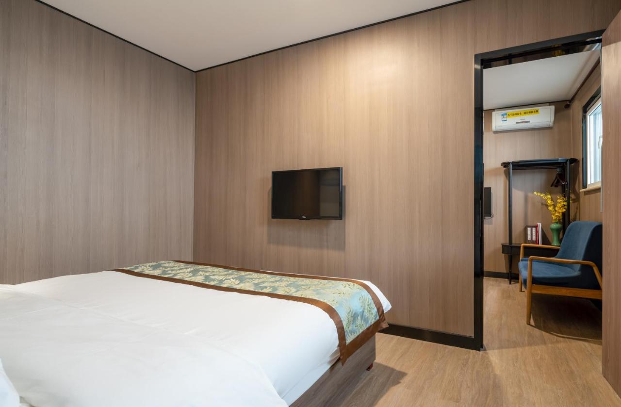 East Sacred Hotel ᴸᴱo---Foreign Accept---Tourism Service English-Speaking 丨 Near Tiananmen Forbidden City丨very Close To Metro Zhangzizhong And Beixinqiao 丨european Foot Ball English丨free Advance Tickets And Laundry Drying Service Coffee Snacks Beijing Bagian luar foto