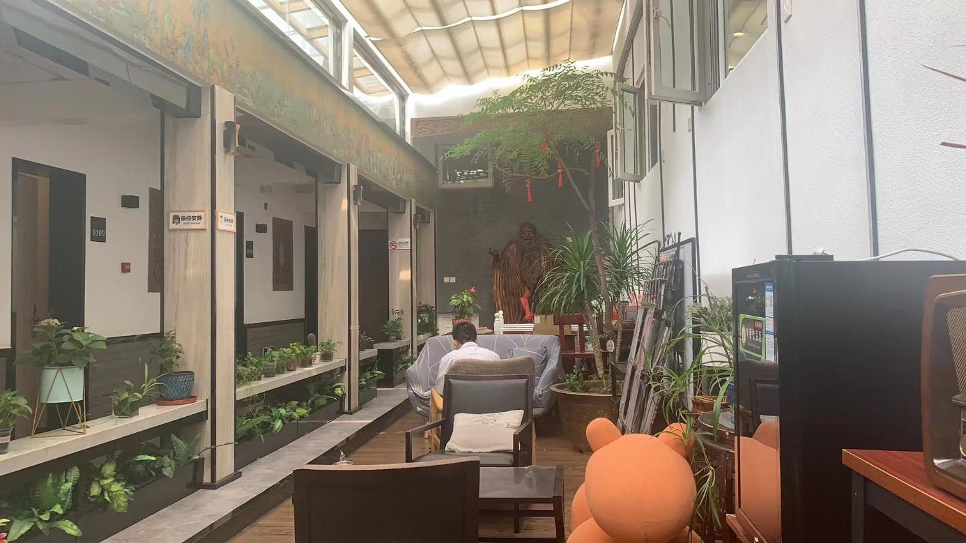 East Sacred Hotel ᴸᴱo---Foreign Accept---Tourism Service English-Speaking 丨 Near Tiananmen Forbidden City丨very Close To Metro Zhangzizhong And Beixinqiao 丨european Foot Ball English丨free Advance Tickets And Laundry Drying Service Coffee Snacks Beijing Bagian luar foto