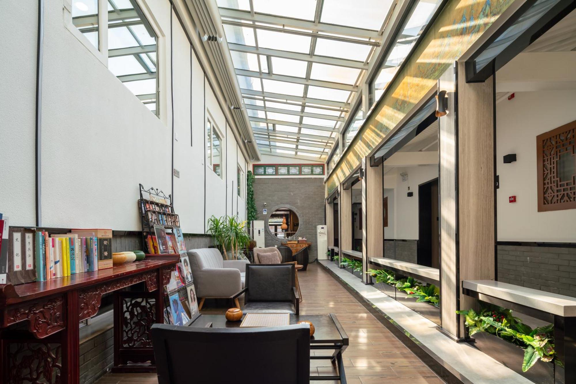East Sacred Hotel ᴸᴱo---Foreign Accept---Tourism Service English-Speaking 丨 Near Tiananmen Forbidden City丨very Close To Metro Zhangzizhong And Beixinqiao 丨european Foot Ball English丨free Advance Tickets And Laundry Drying Service Coffee Snacks Beijing Bagian luar foto