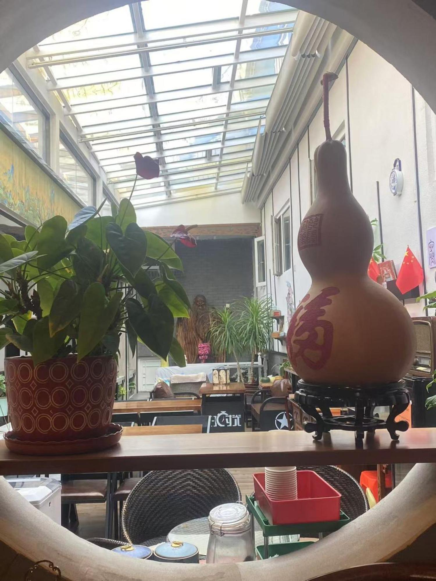 East Sacred Hotel ᴸᴱo---Foreign Accept---Tourism Service English-Speaking 丨 Near Tiananmen Forbidden City丨very Close To Metro Zhangzizhong And Beixinqiao 丨european Foot Ball English丨free Advance Tickets And Laundry Drying Service Coffee Snacks Beijing Bagian luar foto